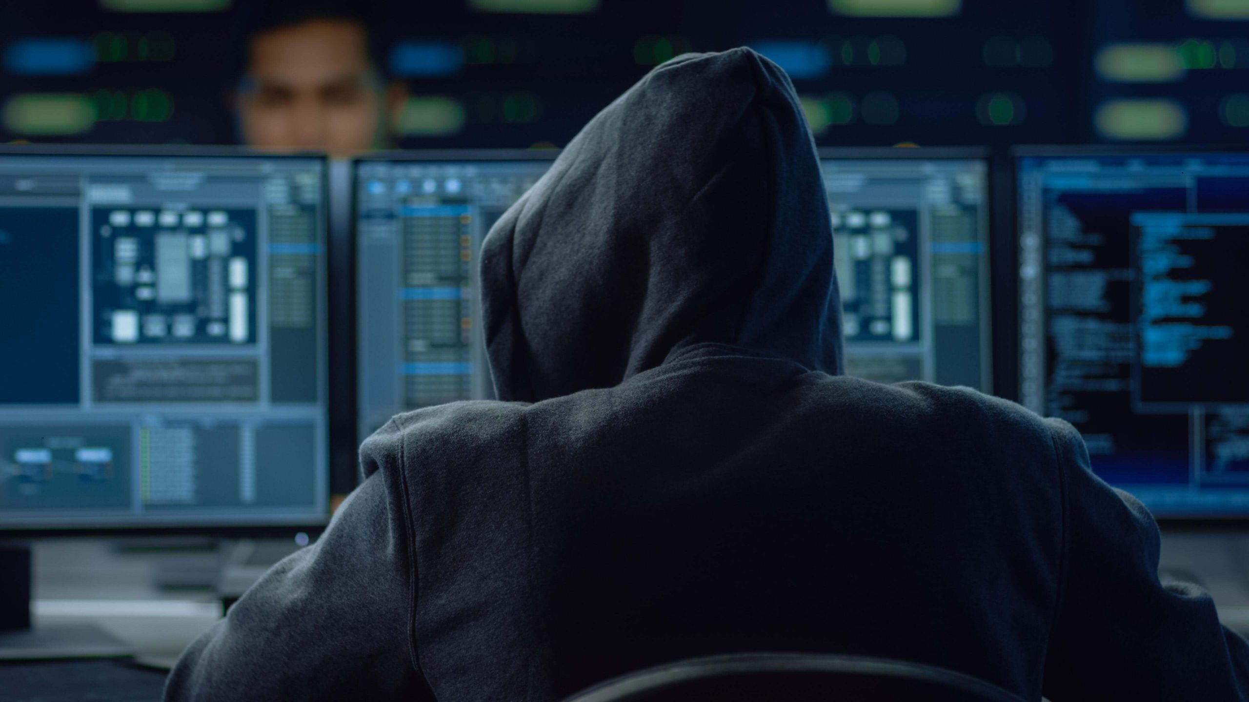 Hacker sitzt vor dem Computer